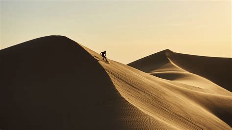 المغامرات الصحراوية في السعودية القيادة على الكثبان والتزلج على الرمال