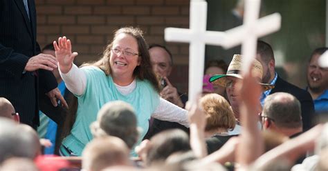 former kentucky clerk who refused to issue same sex marriage licenses must pay 260 000 judge rules