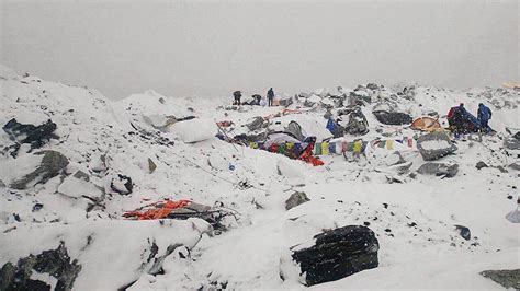 Video Horrifying Moment When Avalanche Triggered By Nepal Earthquake Hits Climbers On Everest