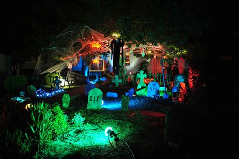 15 Awesome Front Yard Halloween Displays Twistedsifter