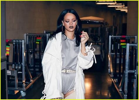 rihanna gives microphone to fan is blown away by his voice photo 3611096 rihanna photos