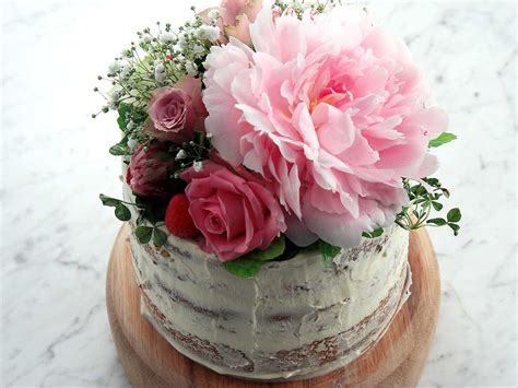 Naked cake med jordgubbar och blommor Köket se