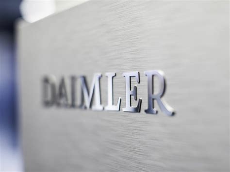 Daimler reduziert Arbeitszeit streicht Prämie und sichert Jobs