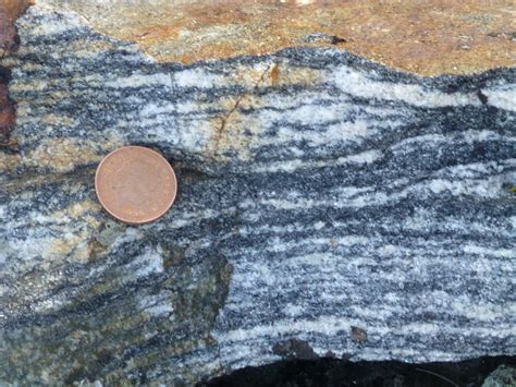 地球最古の岩石は初期の地殻変動に関する手がかりを提供する