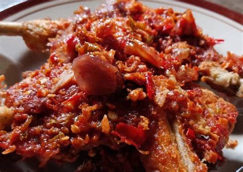 119 resep ayam geprek sambal matah ala rumahan yang mudah dan enak dari komunitas memasak terbesar dunia. Resep Ayam Geprek Bensu Sambal Embe