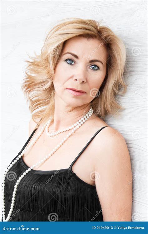 Portret Van Volwassen Blonde Vrouw Stock Afbeelding Image Of Veertig