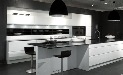 Si necesita servicios de lacado, para cualquier tipo de mueble de exterior o interior, no dude en consultar con su empresa de lacado de muebles. Cocina en blanco y negro. Muebles de la serie Wellmann de ...