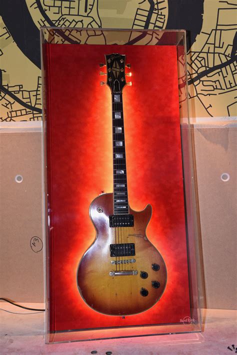 Exclusive Take A Look At The Memorabilia In Londons New Hard Rock