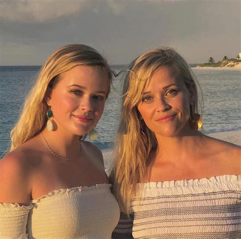 Reese Witherspoons Daughter Ava Phillippe 21 Looks Like Famous Moms Identical Twin In New