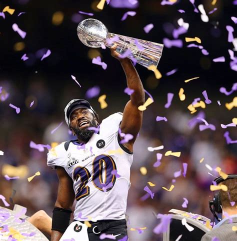 Ed Reed Hoists Super Bowl Trophy Baltimore Ravens Baltimore Ravens