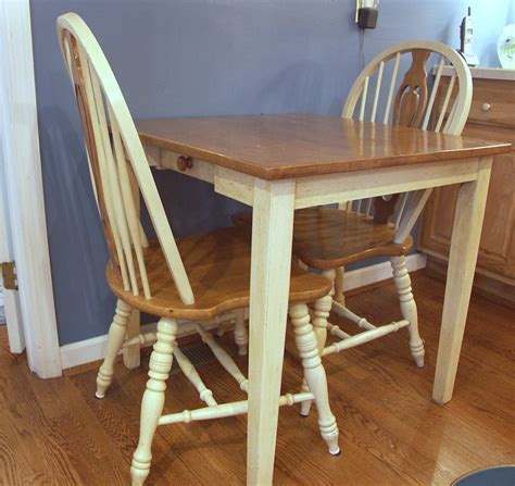 Here's a great collection of small kitchen table sets that fit in small kitchens. Small Kitchen Table and Two Chairs : EBTH