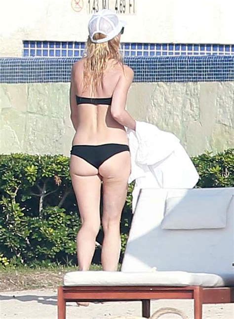 Gwyneth Paltrow Rocking A Black Bikini Mirror Online