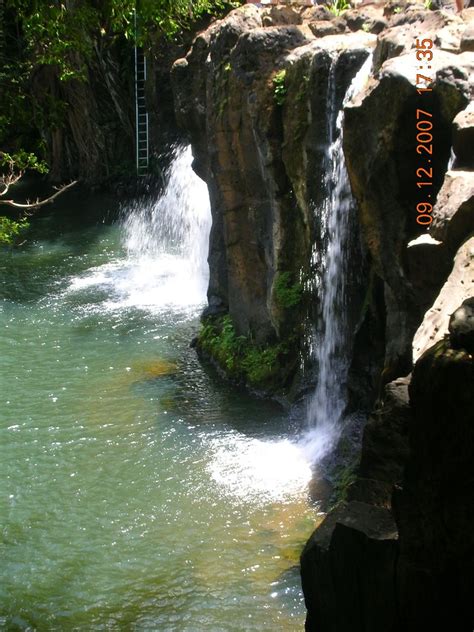 Kipu Falls Its A Far Way Down 25 Ft Bautisma Flickr