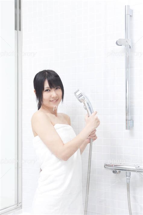 シャワーを浴びる女性 写真素材 [ 1230389 ] フォトライブラリー Photolibrary