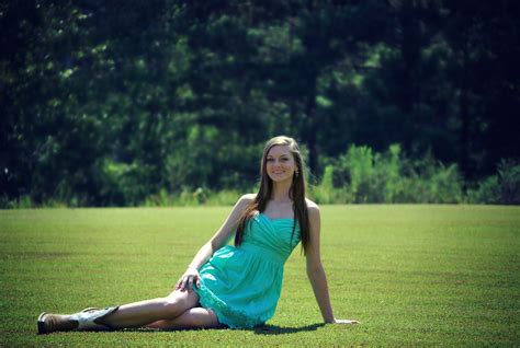 jeune fille adolescente jolie assise sur l herbe images gratuites fotomelia