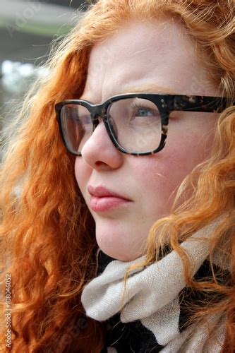 Portrait Rothaarige Jugendliche Mit Brille Mit Skeptischem Blick