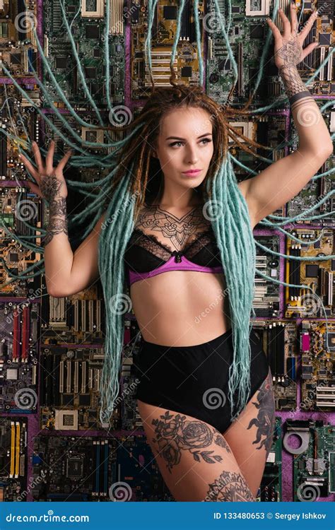 Retrato Conceptual De Una Muchacha Con Los Tatuajes Y Los Dreadlocks Atados A La Pared De Placas