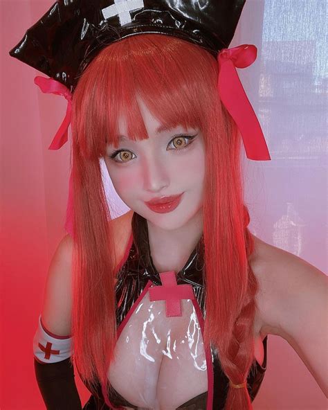 makima se convierte en una sexy enfermera gótica con cosplay de chainsaw man código espagueti