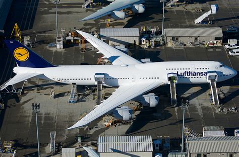 Photos Lufthansa Paints A Boeing 747 8 Intercontinental In Retro