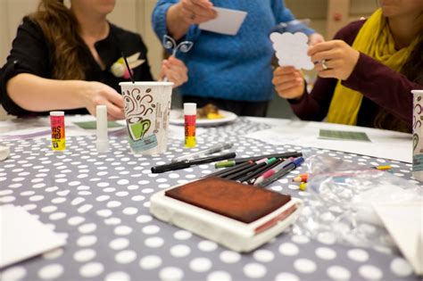 Want to make your own christmas cards this year with the kids? Domestic Fashionista: Moms Group: Christmas Card Making