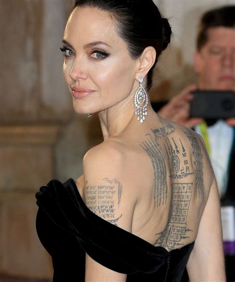 Los Tatuajes De Las Famosas Fotos De Angelina Jolie Celebracion Tatuajes De Famosos Kulturaupice