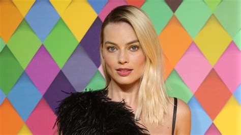 Margot Robbies Unexpected Eyeshadow Gives Her An Extra Glow Vogue
