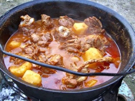 Carnea de miel este unul dintre alimentele preferate ale românilor în perioada pastelui. O zi la sat - balmos si miel la ceaun.