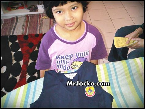 Tidak perlu masa yang lama untuk menampal lencana dengan tip mudah dan singkat ini. Cara SETERIKA Lencana Sekolah yang BETUL