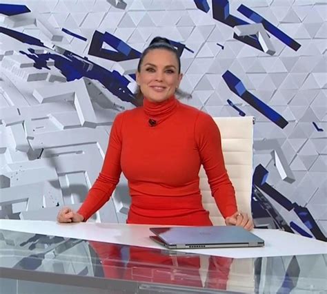 Mónica Carrillo al desnudo Pechos y bikini en noticias Antena LUCENPOP