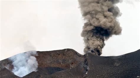 In Pictures Pico Do Fogo Volcano In Cape Verde Erupts Bbc News