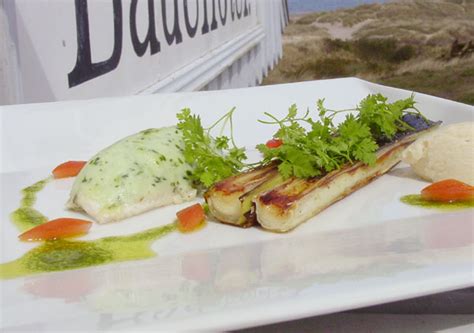Det er en smagfuld spisefisk med magert kød, men den er væsentlig dyrere end rødspætten. Rødtunge med basilikum mousse, ristede porre og ...