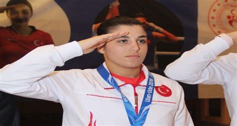 Dünya şampiyonu milli boksör busenaz sürmeneli, olimpiyatlarda altın madalya hedefliyor. Busenaz Sürmeneli: "Olimpiyat Kotası Türk Halkını Kesmez ...