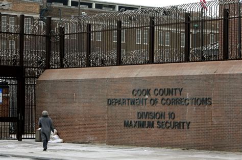 Chicagos Cook County Jail Brawl Leaves 5 Maximum Security Inmates