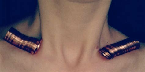 Women Are Putting Coins On Their Collarbones To Show Off How Thin They Are