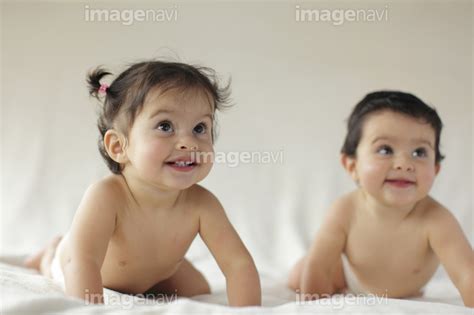 【裸の双子の赤ちゃん】の画像素材31338153 写真素材ならイメージナビ