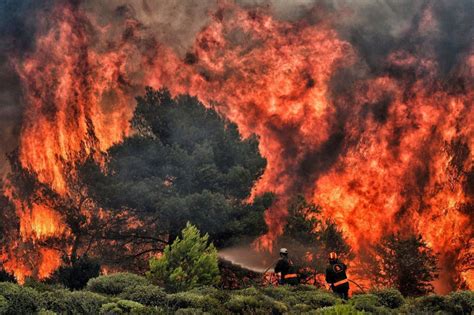 Natuurbrand verwoest huizen in zuiden van turkije. Griekse media beweren dat Turkije achter dodelijke ...