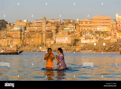 Pilger Sind Mit Badewanne Und Beten Auf Den Sandbänken Am Heiligen Fluss Ganges Panorama Der