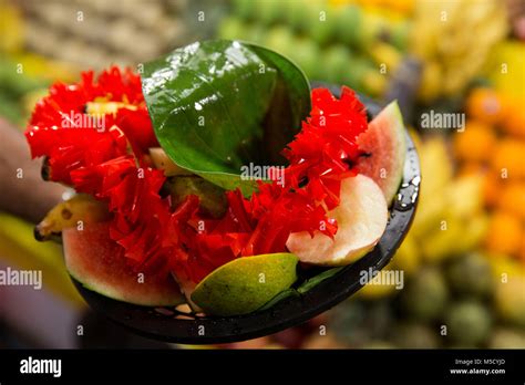 Stupa Kataragama Hi Res Stock Photography And Images Alamy