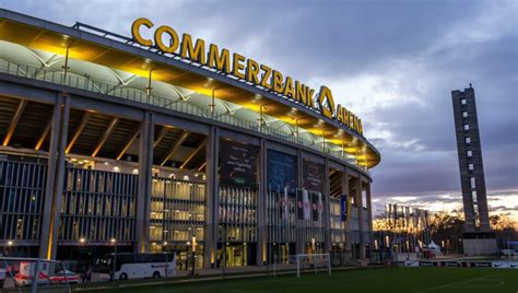Juli 2020 offiziell deutsche bank park (zuvor commerzbank arena), ist ein fußballstadion in frankfurt am main. Neue Einnahmen für Eintracht Frankfurt: SGE spielt bald im ...