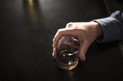 酒吧里喝酒的孤独男人的特写镜头高清图片下载 正版图片501442647 摄图网