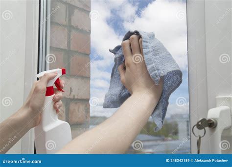 Lavar Las Ventanas De La Casa Con Agentes De Limpieza Imagen De Archivo