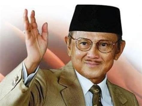 Untuk membantu kalian mengenal siapakah bj habibie dengan lebih dekat, berikut adalah biografi bj habibie dalam bahasa inggris. BJ Habibie, Pendiri ICMI Sang Presiden Visioner - Cendekia ...