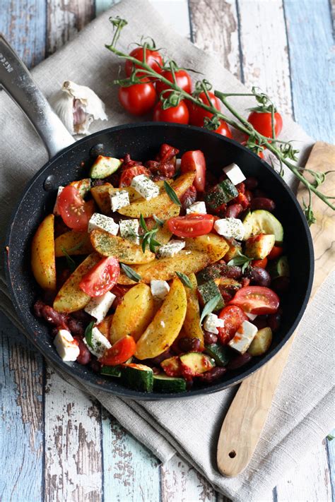 Wer sich schnippelei ersparen möchte, setzt auf tiefkühlgemüse. Kartoffel-Wedges-Pfanne-mit-Feta-und-Kidneybohnen ...