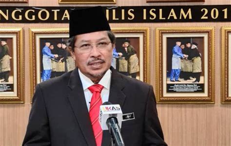Sholat 5 waktu hukumnya wajib bagi muslim, dilakukan secara sendiri maupun berjamaah. Solat lima waktu, Jumaat dibenarkan di Sarawak dengan ...