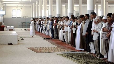 Allah menurunkan perintah salat lima waktu ini ketika peristiwa isra mikraj.salat ini hukumnya fardu ain (wajib). Cegah Corona, MUI: Shalat Jumat Hari Ini Bisa Diganti ...