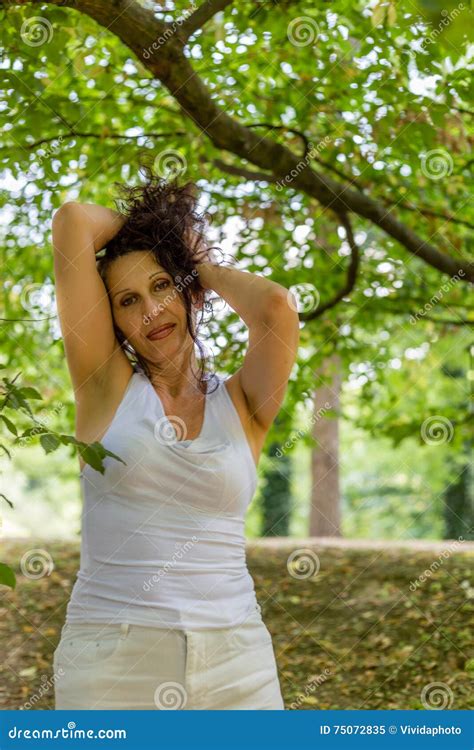 Femme Mûre Sexy Mettant Vers Le Haut De Ses Cheveux Image stock Image