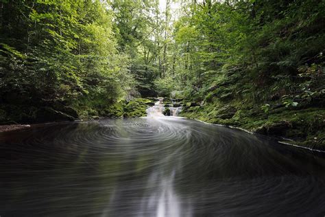 Het is heerlijk wandelen langs de ninglinspo rivier in de ardennen. Wandeling langs de Ninglinspo