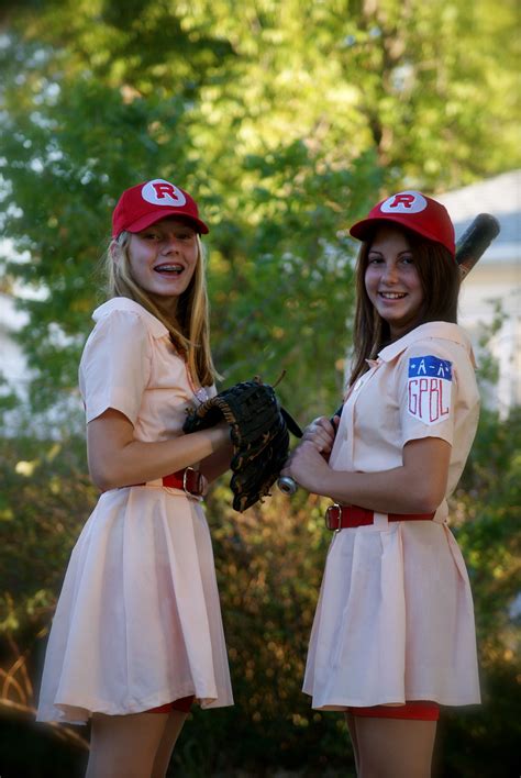 With stars including tom hanks, geena davis, madona, jon lovitz and rosie o'donnel, this movie is a classic that will continue to live on. A League of Their Own costumes. | Creative costumes, Cute costumes, Friend costumes