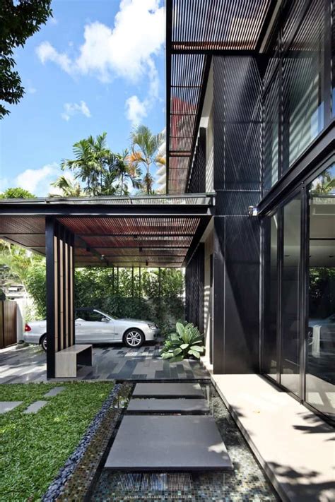 The gate can be designed with shutter fittings that have wheels in the bottom and moves on sliding. Contemporary Modern House by ONG&ONG