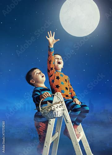 Two Little Brothers Catching The Moon Photo Libre De Droits Sur La